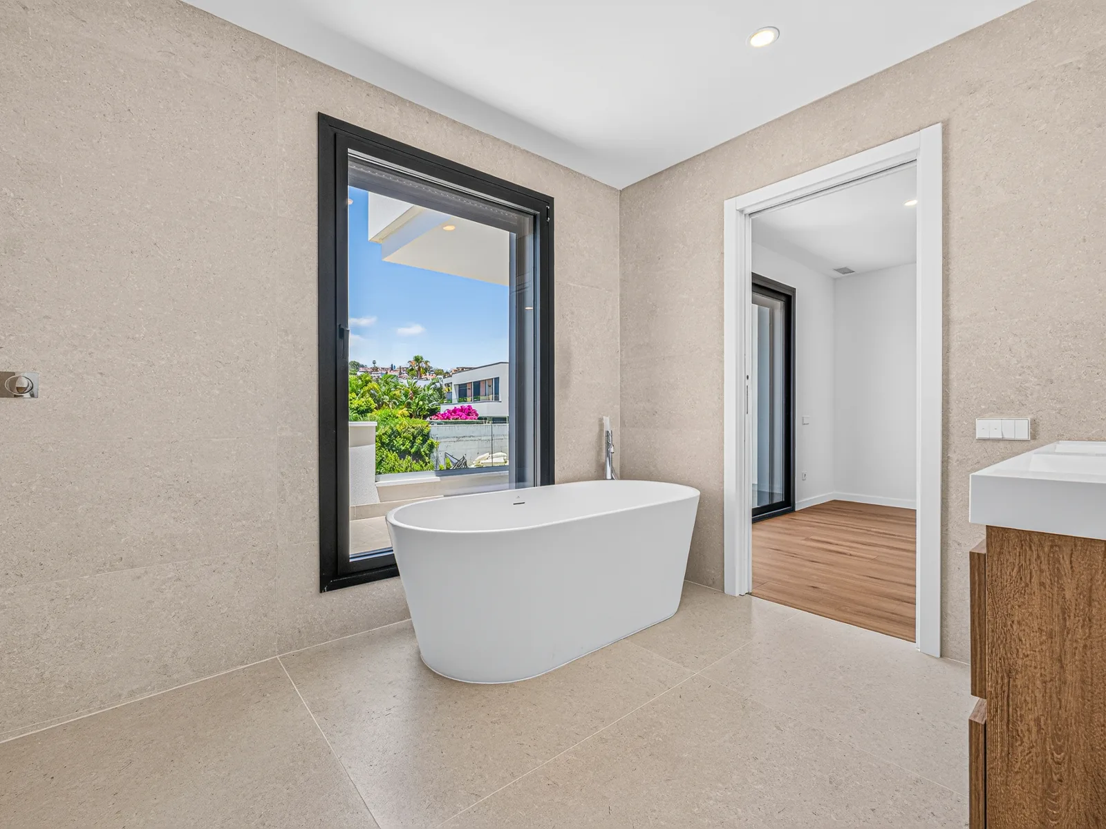 Baño principal con bañera exenta y ventanal