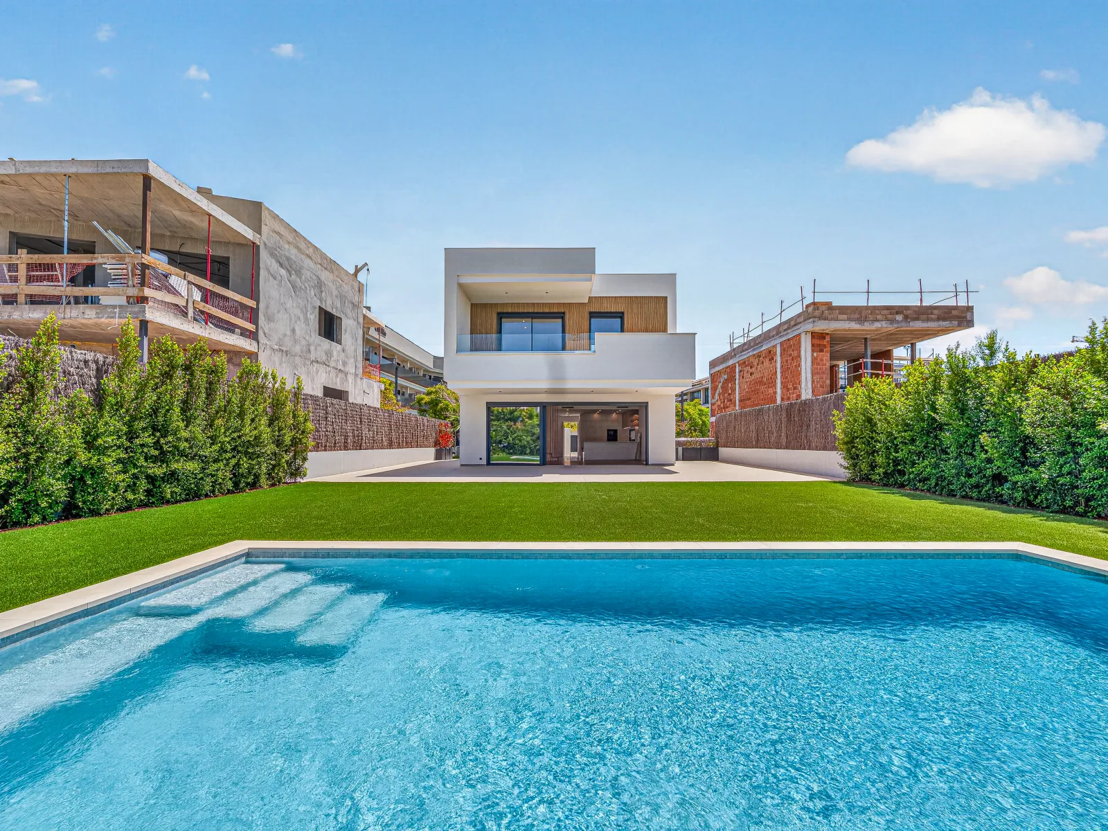 Chalet de obra nueva con piscina, fotografía inmobiliaria de Visoria en Barcelona