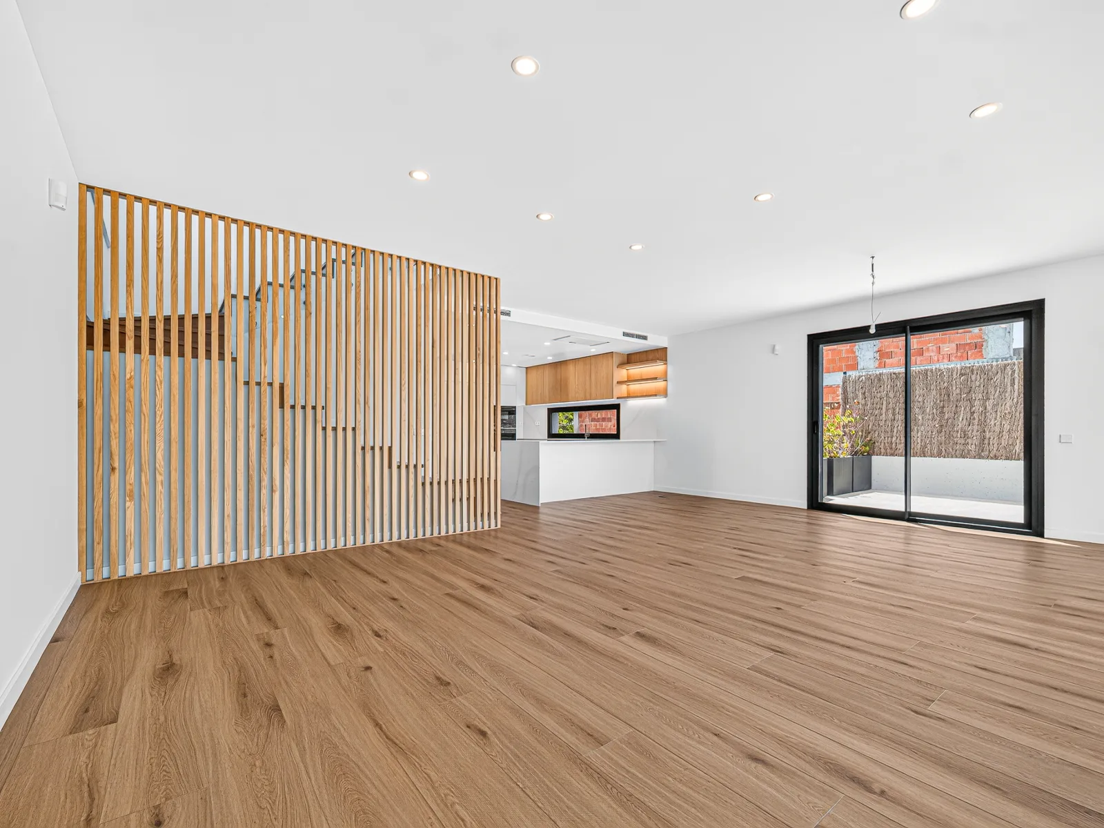 Salón de obra nueva con celosía de madera, inmueble grabado por Visoria