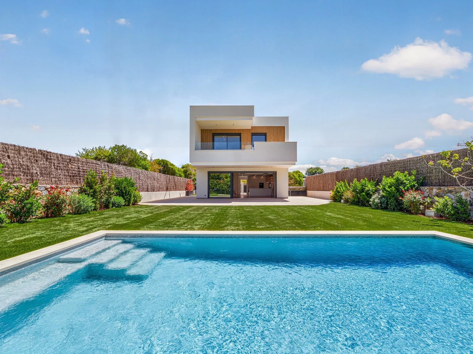 Villa de obra nueva con piscina y césped, Pack Completo