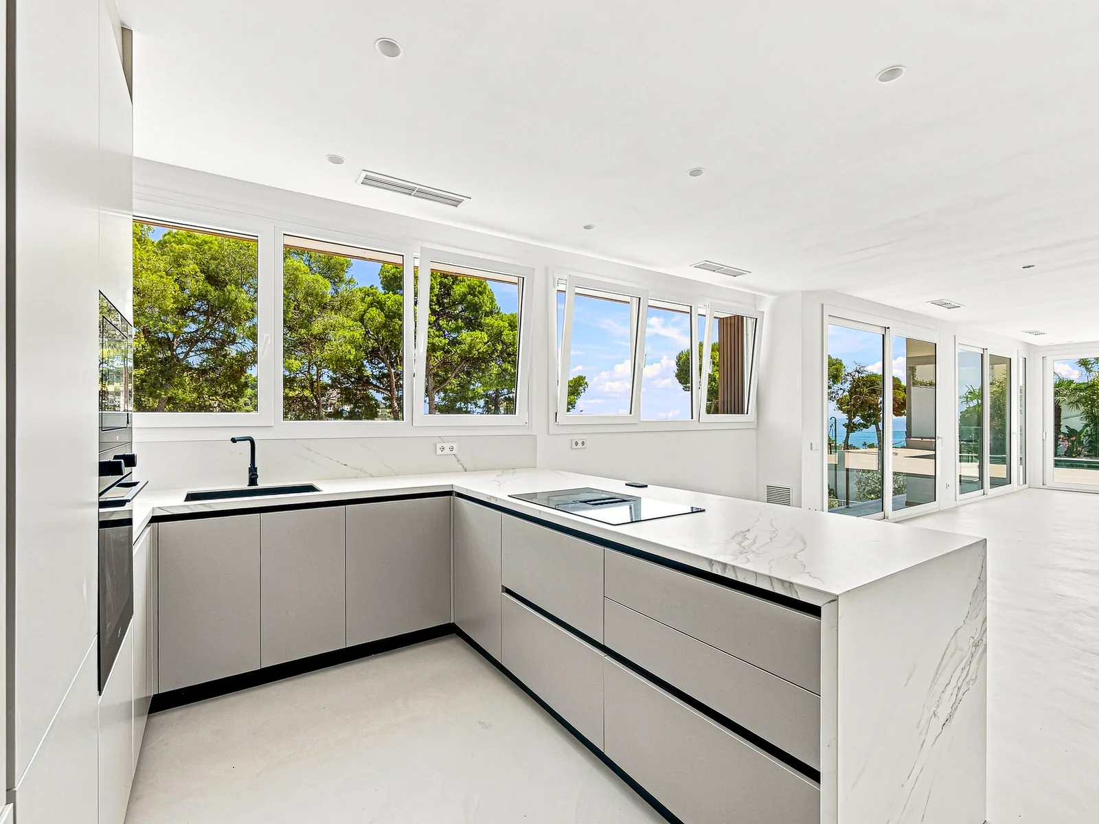 Cocina en U con encimera de mármol y ventanales, villa en Castelldefels, Pack Pro