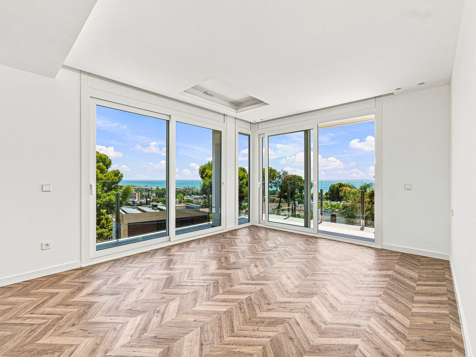 Dormitorio con ventanales en esquina y vistas al mar, villa en Castelldefels