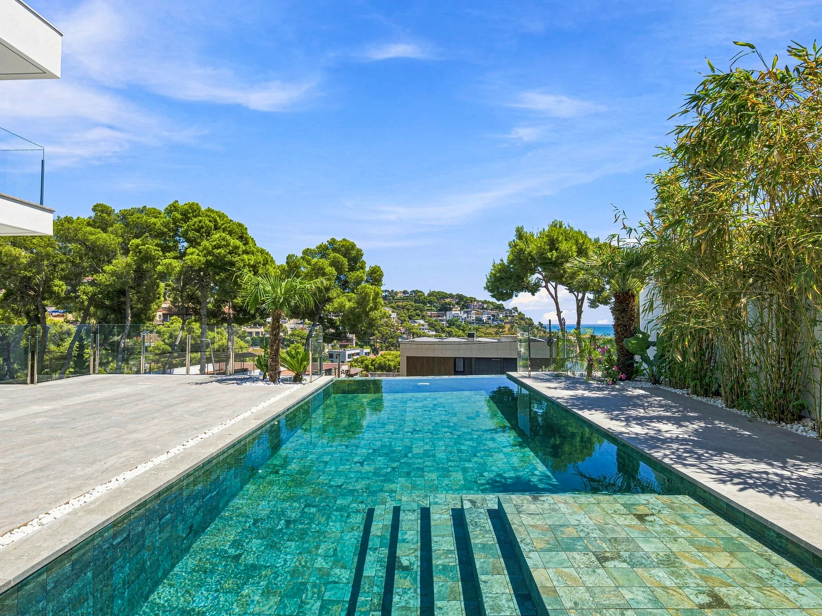 Piscina de gresite con vistas al mar, villa en Castelldefels, Pack Luxury