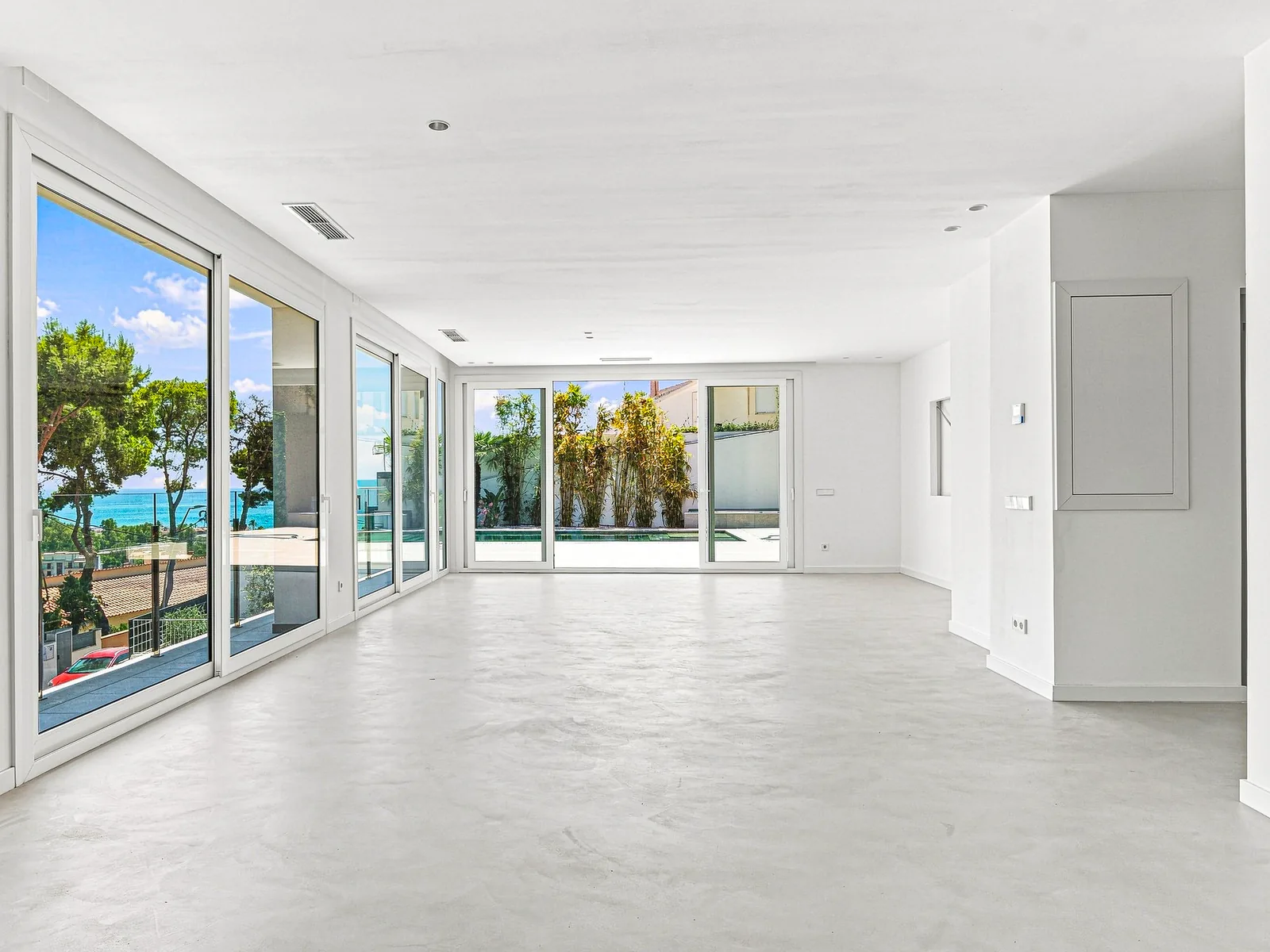 Salón diáfano con ventanales de suelo a techo, villa en Castelldefels, sesión de fotos