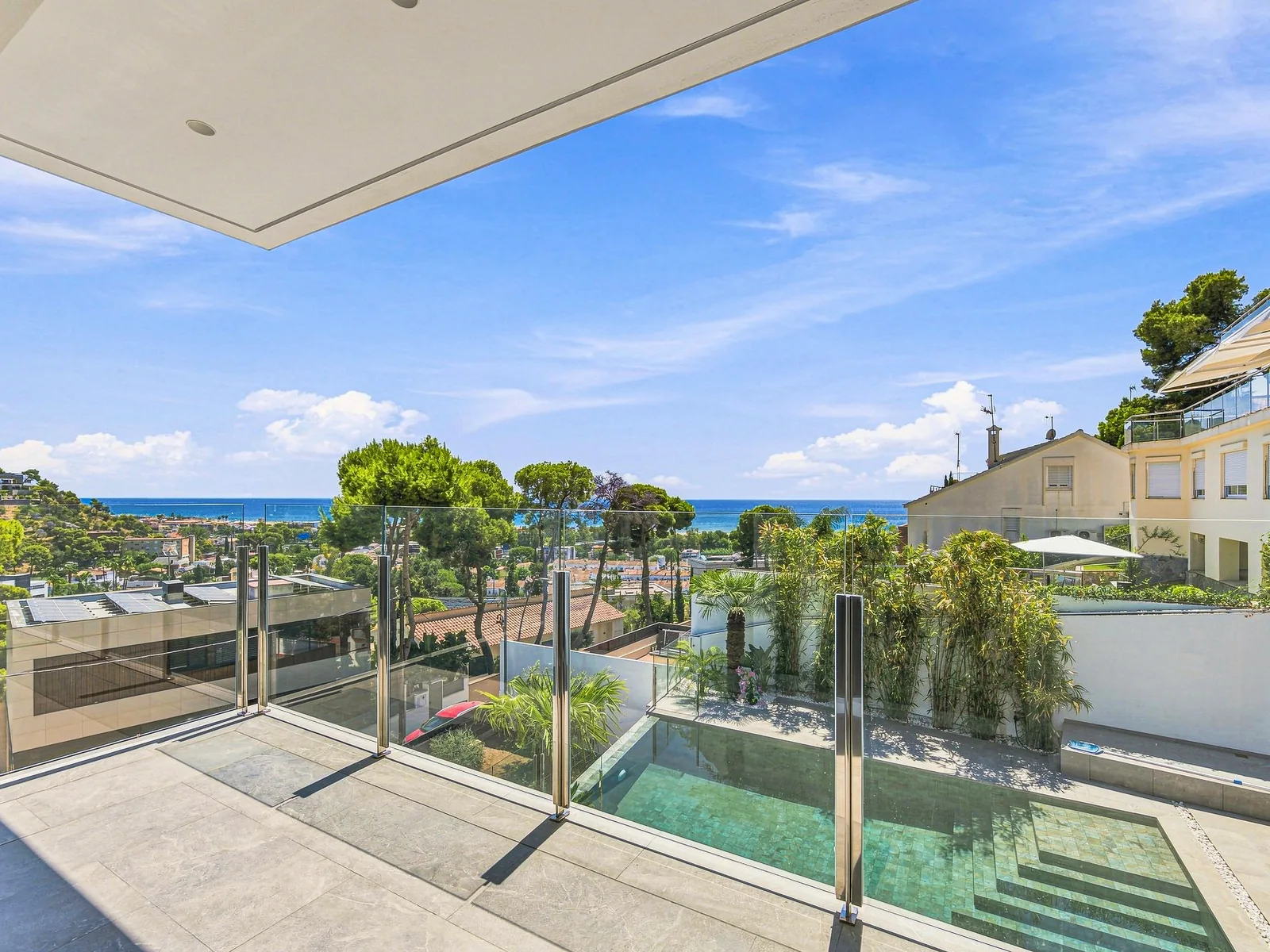 Terraza cubierta con piscina y vistas al mar, villa en Castelldefels, vídeo horizontal de la propiedad