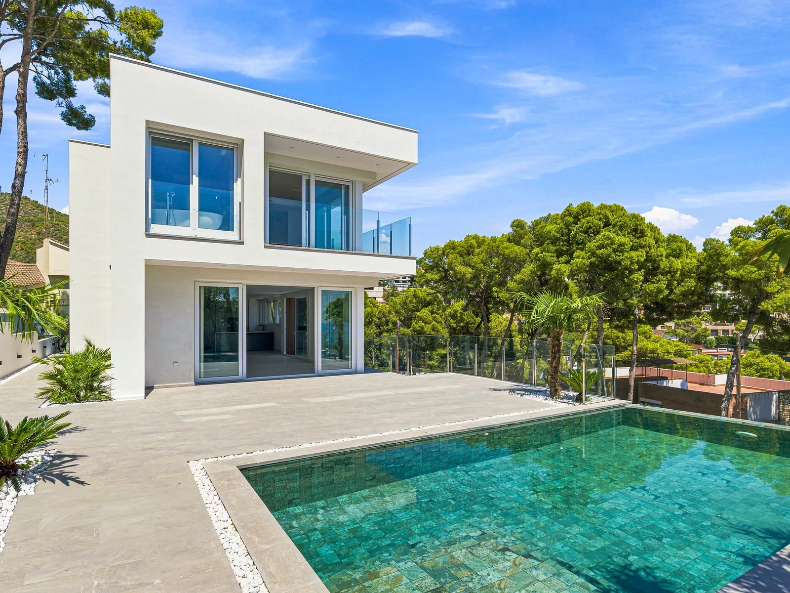 Fachada de villa moderna con jardín y piscina, fotografía inmobiliaria de Visoria