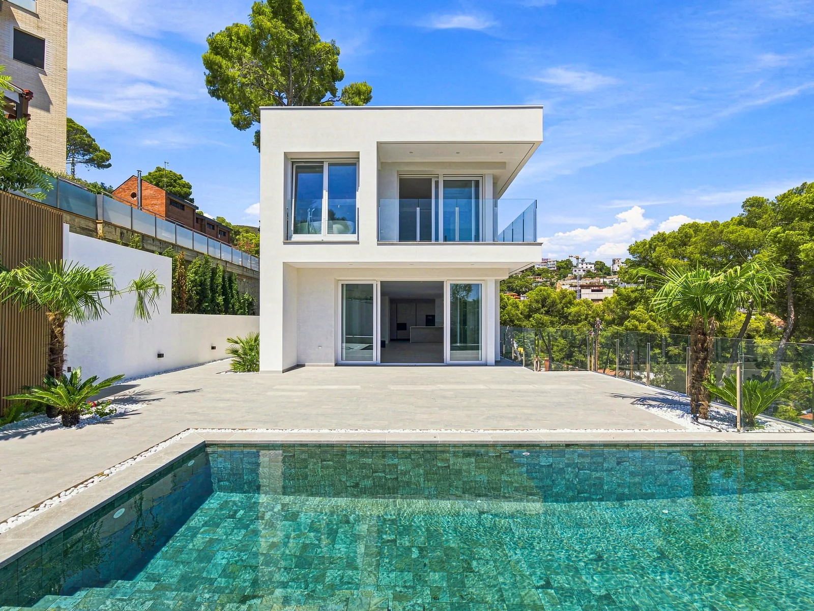 Villa de obra nueva con piscina de gresite en Castelldefels, vídeo vertical cinemático