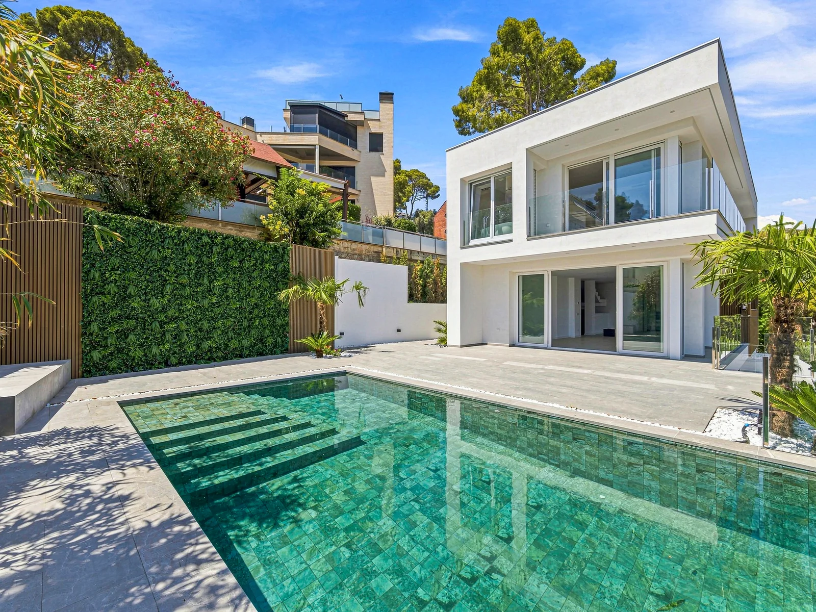 Villa de obra nueva con piscina de gresite en Castelldefels, fotografía inmobiliaria de Visoria en Barcelona