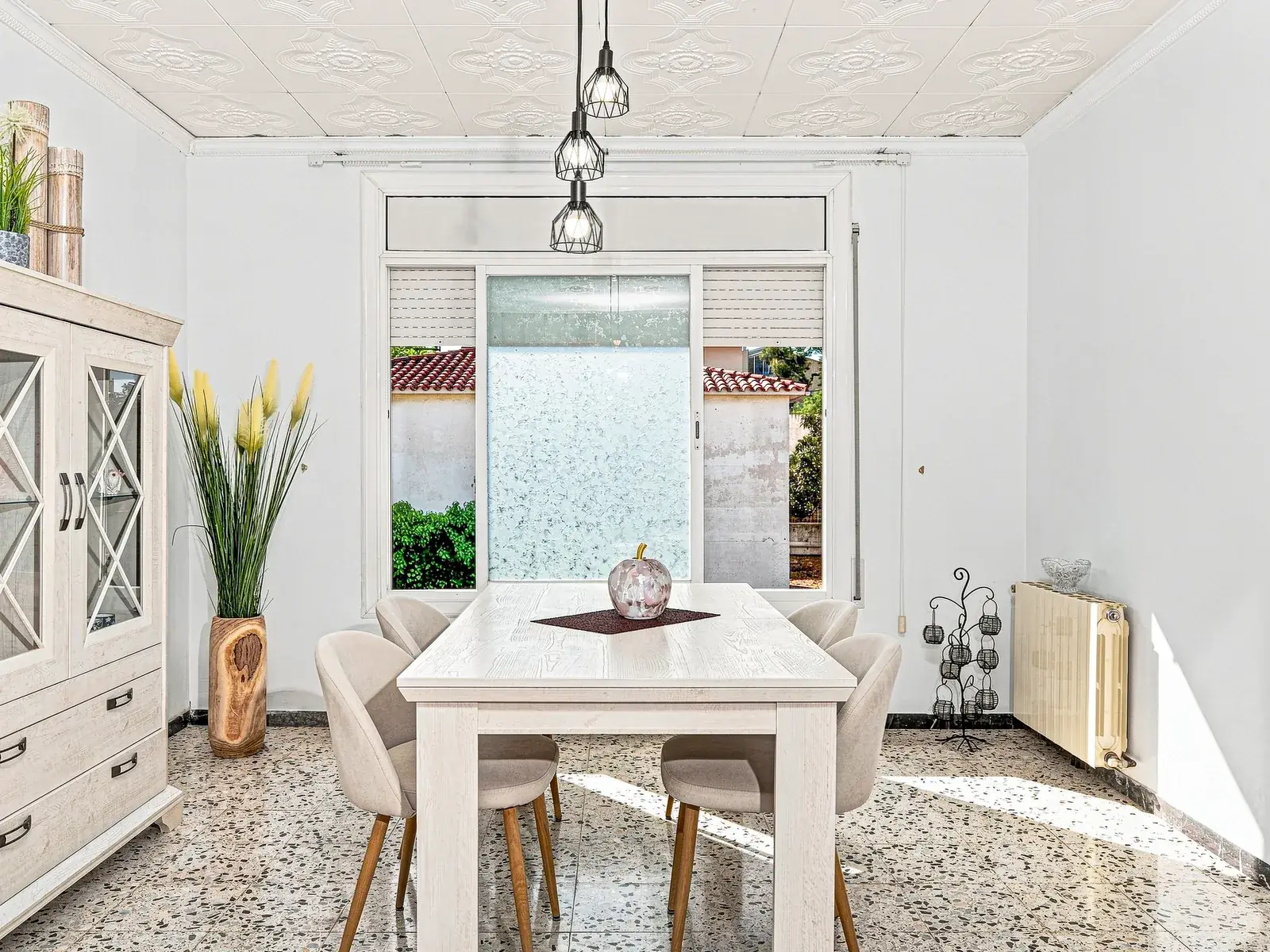Comedor con mesa blanca y sillas tapizadas, fotografía inmobiliaria de Visoria