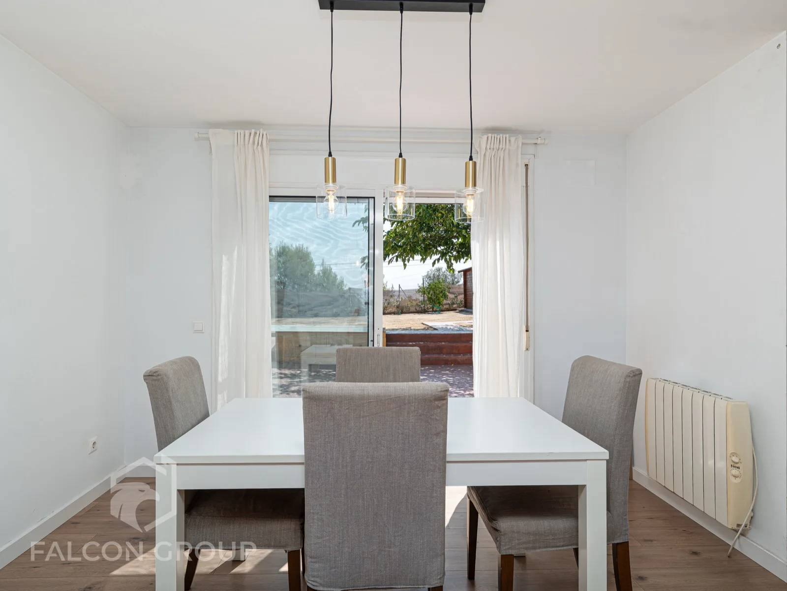 Comedor moderno con salida al exterior, plano 2D acotado