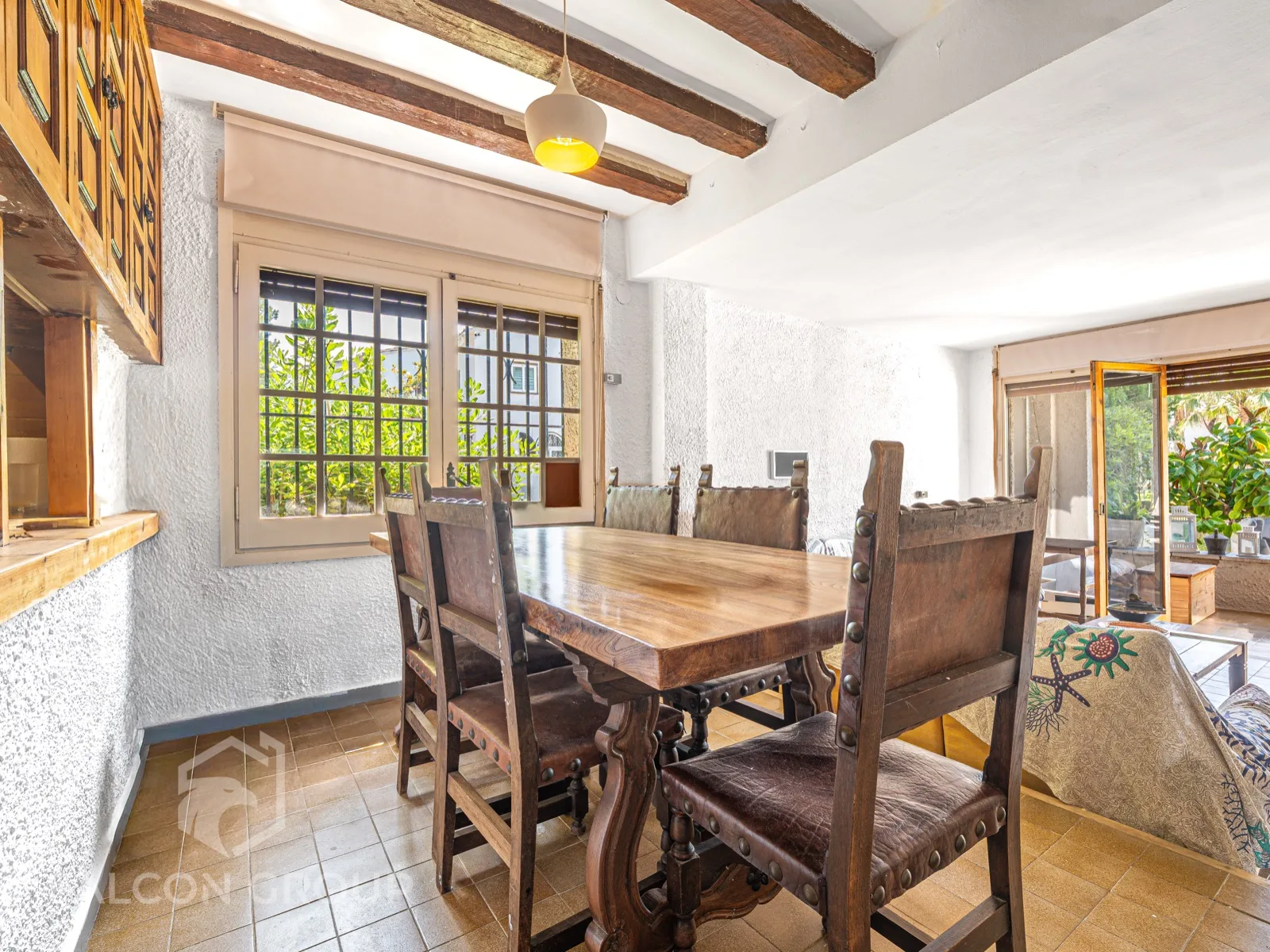 Comedor con vigas de madera, sesión de fotos de Visoria