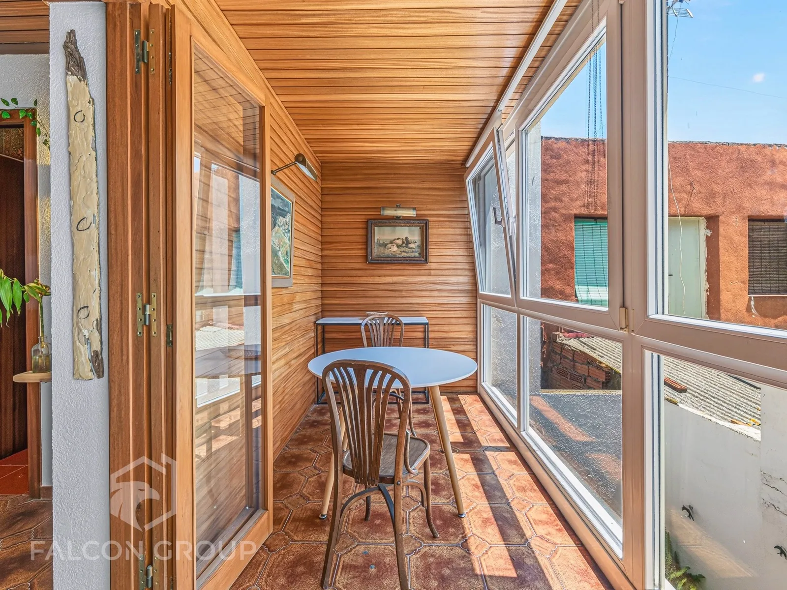Galería con revestimiento de madera, sesión de fotografía inmobiliaria de Visoria