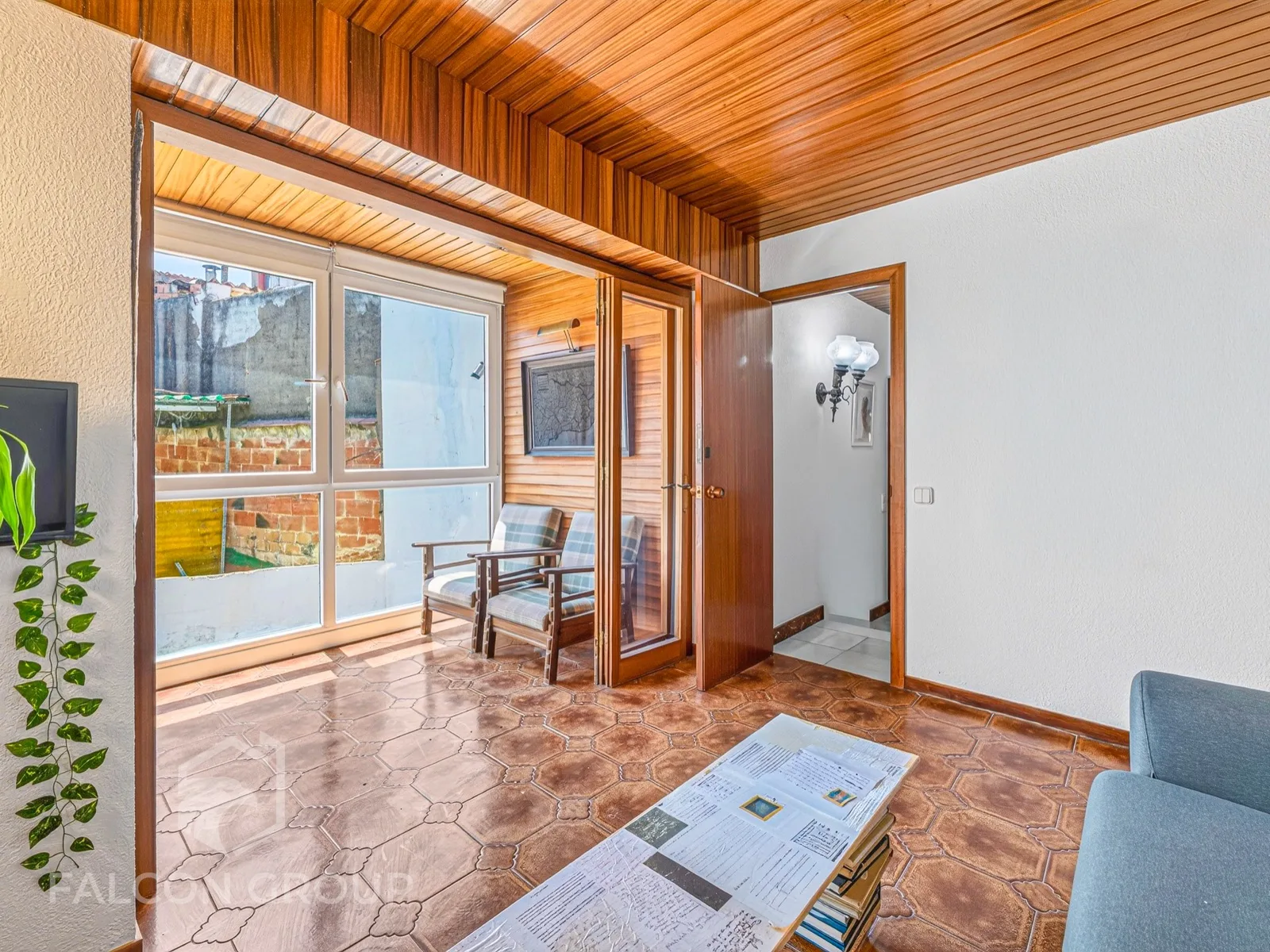 Galería acristalada con techo de madera