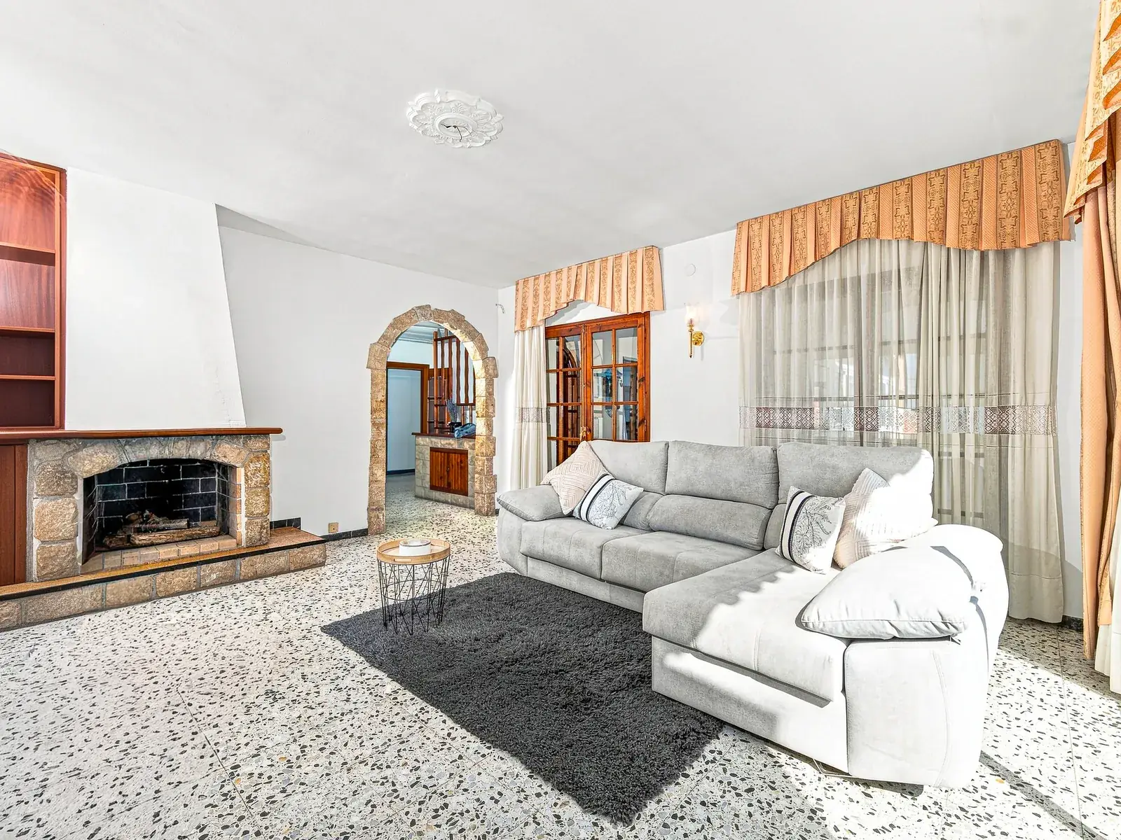 Salón con chimenea y sofá rinconera, Pack Esencial