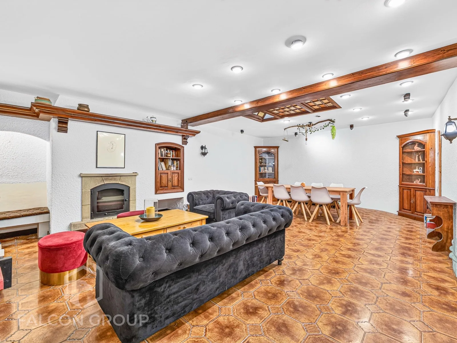 Salón con chimenea y vigas de madera, fotografía inmobiliaria de Visoria