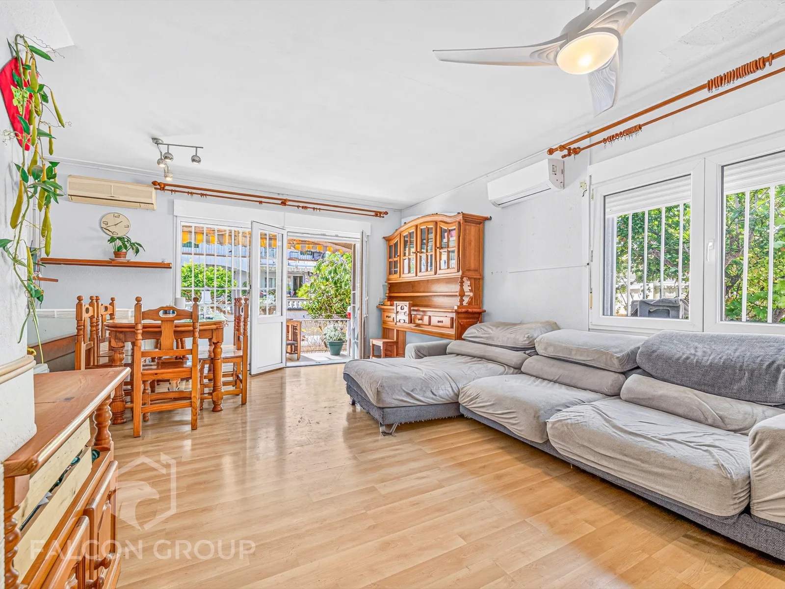 Salón luminoso con salida a terraza, fotografía inmobiliaria de Visoria