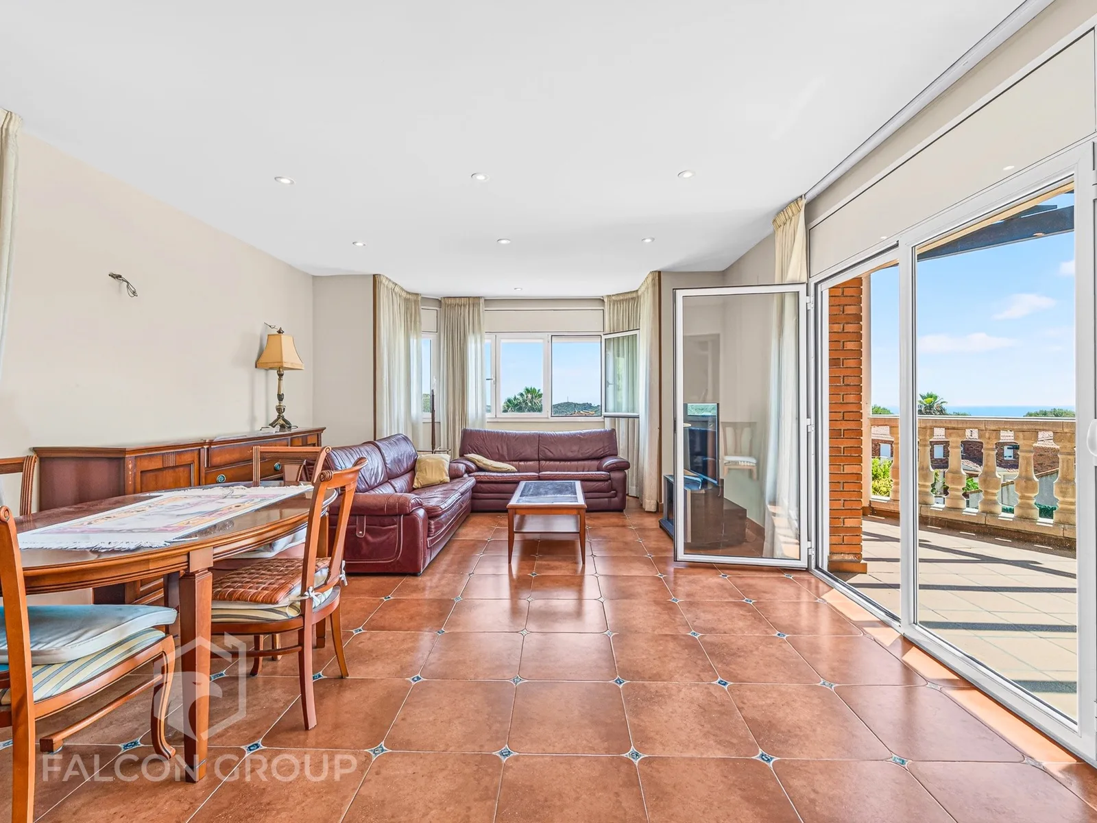 Salón con terraza y vistas al mar