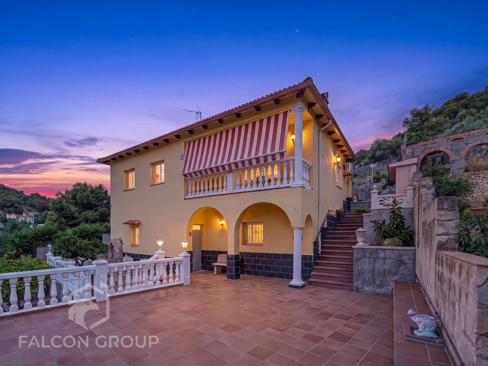 Villa con porche y balaustrada al anochecer, twilight virtual