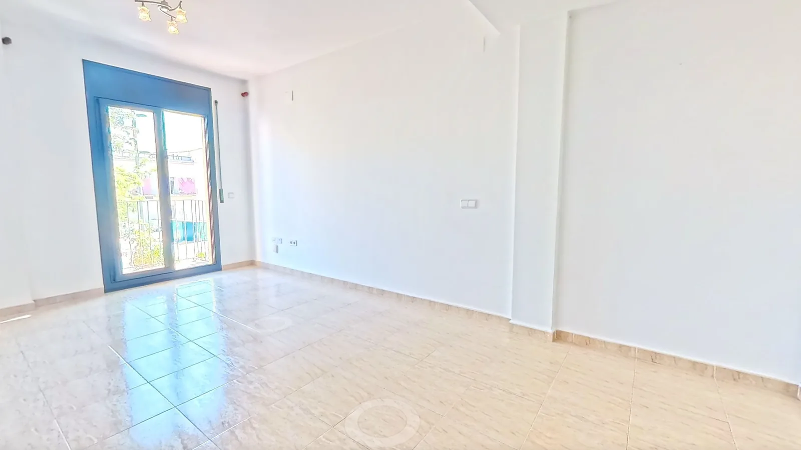Primera vista de un tour virtual 360º: estancia luminosa de un piso reformado con salida a balcón